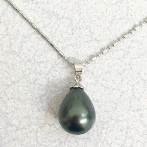Gorgeous NWOT Shell Pearl pendant!